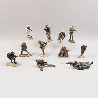 Colección de 11 soldados a escala 1 : 12. China, siglo XXI. Elaborados en polipropileno con policromía. Unos Mcfarlane Toys y COD.