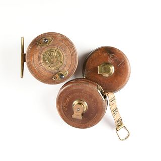 A GROUP OF TWO VINTAGE ENGLISH TAPE MEASURES AND ONE FISHING REEL, EARLY 20TH CENTURY,