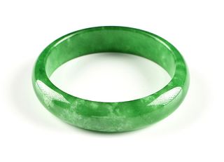 A CHINESE APPLE GREEN JADEITE JADE BANGLE BRACELET, MID TO LATE 20TH CENTURY,