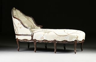 A LOUIS XV STYLE PAINTED WOOD AND UPHOLSTERED CHAISE LONGUE EN GONDOLE, EARLY/MID 20TH CENTURY,