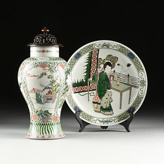 A GROUP OF TWO CHINESE EXPORT FAMILLE VERTE ENAMELED PORCELAIN VASE AND DISH, QING DYNASTY 1644-1912,