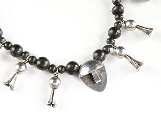 A VINTAGE MEXICAN BARRO NEGRO BEAD SILVER SQUASH BLOSSOM NECKLACE, MID/LATE 20TH CENTURY,