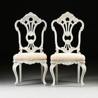 A SET OF EIGHT ITALIAN ROCOCO STYLE PAINTED AND CARVED WOOD DINING CHAIRS, LATE 19TH/EARLY 20TH CENTURY, 