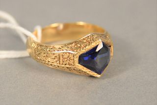18K - 20K gold ring set with blue stone, 10.6 gr.