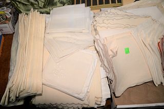 Five tray lots of linen to include placemats, Deborah Rhodes placemats along with Veitri placemats, etc.