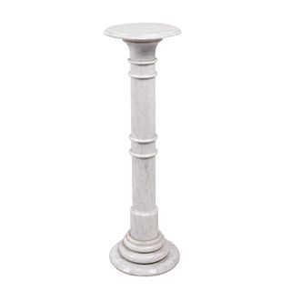 Pedestal. Siglo XX. Diseño a manera de columna toscana. En talla de mármol pulido. Con fuste anillado, basa y capitel circulares.