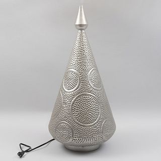 Lámpara de mesa. Turquía. Siglo XX. Diseño cónico. Elaborado en metal plateado. Para una luz.