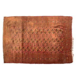 Tapete. Pakistán, siglo XX. Estilo Bokhara. Elaborado en fibras de lana y algodón sobre fondo café.
