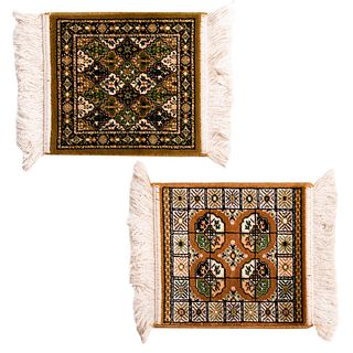 Lote de 2 tapetes miniatura. Siglo XX. Uno estilo bukhara, otro estilo mashad. Elaborados a máquina en fibras de lana y algodón.