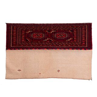 Tapiz. Persia, Siglo XX. Estilo turcomano. Anudado a mano en fibras de algodón. Diseños tribales. 117 x 75 cm