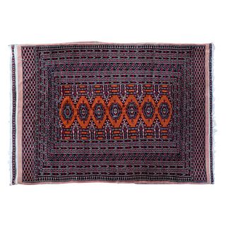 Tapete. Pakistán. Siglo XX. Estilo Boukhara. Anudado a mano en fibras de lana. Decorado con elementos geométricos. 127 x 173 cm