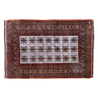 Tapete. Pakistán. Siglo XX. Estilo Boukhara. Firmado en farsi. Elaborado en fibras de lana y algodón. 127 x 182 cm