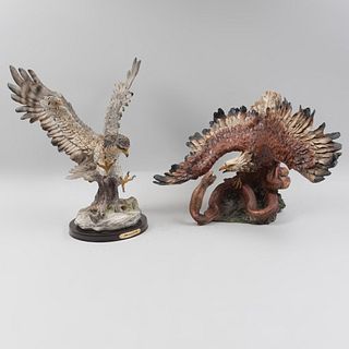 Lote de 2 figuras decorativas de águilas. Siglo XX. Elaboradas en pasta. Una marca Meerchi, con base de madera y otra cazando.