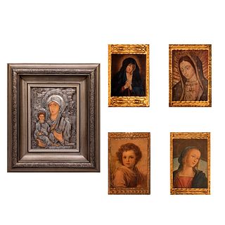 Lote de 5 imágenes religiosas. Diferentes orígenes y diseños. Siglo XX. Repujado en lámina y 4 impresiónes sobre madera.