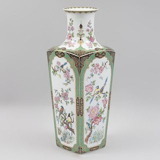 Florero. Alemania. Siglo XX. Elaborados en porcelana Kaiser. Modelo Mandschu. Decorado con elementos vegetales, florales, aves.
