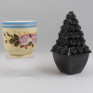Maceta y centro de mesa. Siglo XX. Elaborados en porcelana. Una color negro. Decorados con elementos vegetales y florales.