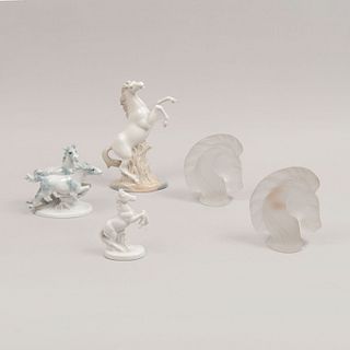 Lote de 5 figuras ecuestres. España, Alemania y México. SXX. Elaborados en porcelana, uno de Bavaria y 2 en cristal opaco kristaluxus.
