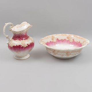 Aguamanil. Inglaterra. Siglo XX. Elaborados en porcelna Furnival color vino y beige. Modelo "Venice". Consta de: jarra y palangana.