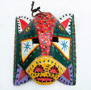 Máscara zoomorfa. Guatemala. Siglo XX. Elaborada en madera policromada.