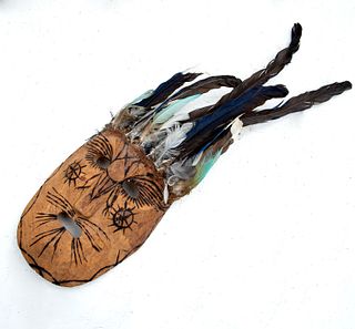Máscara wixárika. México. Siglo XX. Elaborada en madera pirograbada. Decorada con plumas.