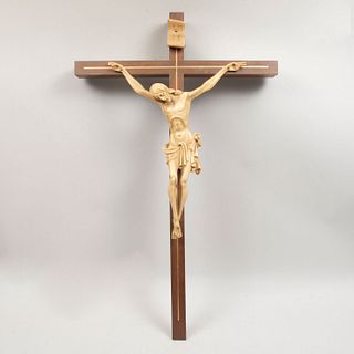 Crucifijo. Siglo XX. Resina y cruz de madera.  98 x 60 cm (cruz).