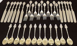 LOT OF 34 PIECES OF MEDALLION PATTERN FLATWARE.