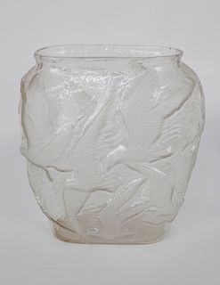 Mid Century Seagulls in Flight Frosted Art Glass Vase