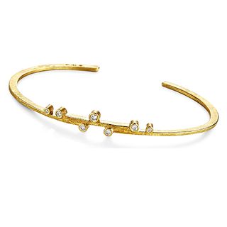 Linear Stepped Cuff in 18K Gold with 7 Diamonds