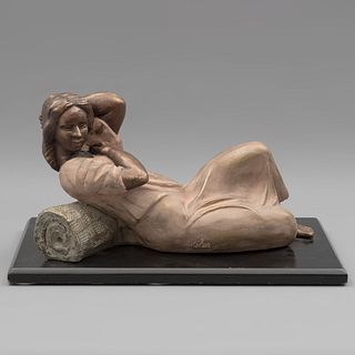 Firma sin identificar. Mujer reclinada. Elaborada en cerámica. Acabado a manera de bronce. Con base de madera.