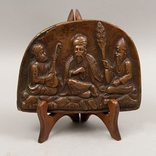 Placa con músicos árabes. Origen oriental. Siglo XX. Fundición en bronce con atril de madera. 13 x 18 x 2 cm.