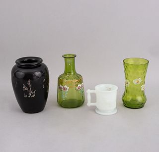 Lote de 4 piezas. Diferentes orígenes y diseños. S XX. En vidrio y madera laqueada. Consta de: 3 floreros y taza.