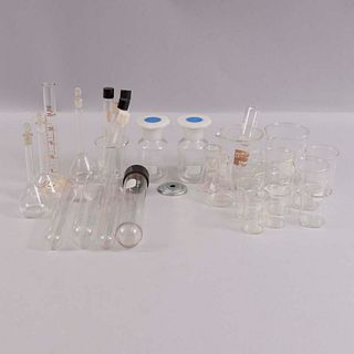 Material de laboratorio. México y Alemania, siglo XX. Elaborados en vidrio Pyrex y Schott unos con tapas de corcho y resina. Pz: 27