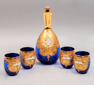 Licorera y 4 vasos. Origen europeo. Siglo XX. Elaborados en cristal de murano. Decorados con elementos orgánicos, florales.