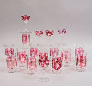 Lote de 22 vasos y copas. Siglo XX. Elaborados en cristal. Decorados con elementos vegetales, florales y cenefas color rosa.