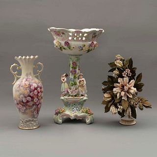Lote de 3 piezas. Siglo XX. Elaboradas en porcelana, una Lefton. Acabado brillante y gres. Consta de: jarrón, frutero y bouquet.