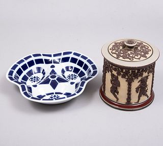 Lote de botanero y caja con tapa. España y Alemania. Siglo XX. Elaborado en porcelana, una Sargadelos.
