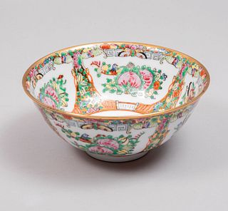 Lote de plato decorativo y 2 tazones. Origen oriental, siglo XX. Estilo Familia Rosa. Elaborados en porcelana policromada.