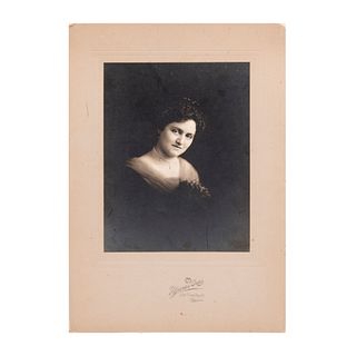 Lote de 3 fotografías. México. Consta de: a) Tufic Yazbek. Mujer con velo. 20 x 12 cm. b) Martín Ortiz. Primera comunión. Otra.