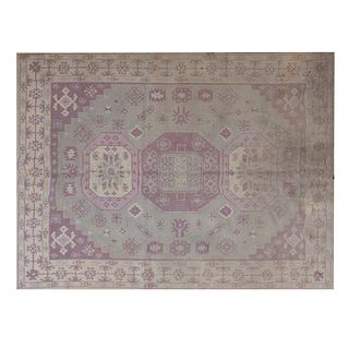 Tapete. India, siglo XX. Estilo Madelaine. Elaborado en fibras de algodón sobre fondo blanco y rosa. 295 x 241 cm