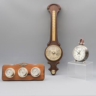 Lote de 3 piezas. Diferentes orígenes. SXX. En madera y metal. Consta de: Barómetro, reloj de mesa y estació meteorológica.