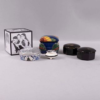 Lote mixto de 5 alhajeros y portaretrato. Diferentes orígenes y diseños. Siglo XX. Elaborados en pewter, cerámica y material sintético.