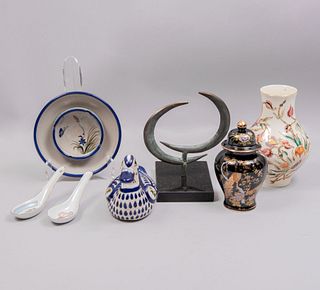 Lote mixto de 7 piezas. Diferentes orígenes y diseños. Siglo XX. Elaborados en cerámica, semiporcelana, granito, otros.