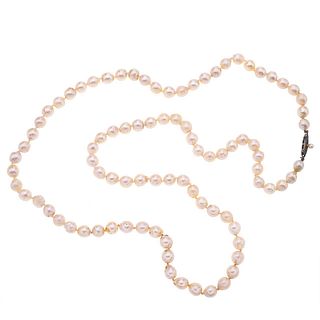 Collar con perlas cultivadas y plata. 88 perlas cultivadas color crema de 7 mm. Broche de plata. Peso: 56.4 g.