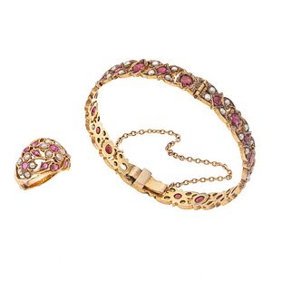 Pulsera y anillo con rubíes y perlas en oro amarillo de 10k. 29 rubíes corte redondo. 56 perlas color gris de 2 mm. Talla: 5.<...