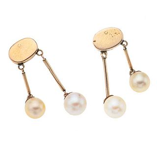 Par de aretes con perlas en oro amarillo de 10k. 4 perlas de color crema de 8 mm. Peso: 5.0 g.