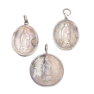 Tres medallas en plata. Imagen de la Virgen de Guadalupe. Peso: 52.6 g.