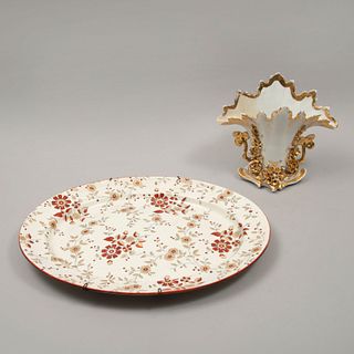 Violetero y platón. SXX. En porcelana y cerámica Persia. Decorados con elementos vegetales, florales, orgánicos y esmalte dorado.