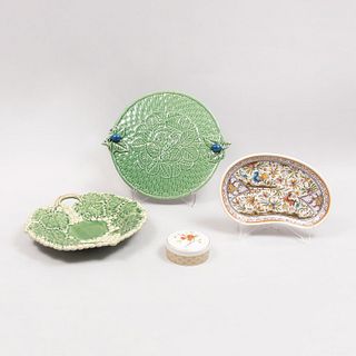 Lote de 4 piezas. Portugal. Siglo XX. En cerámica acabado brillante. Consta de: platón, centro de mesa, alhajero y plato.