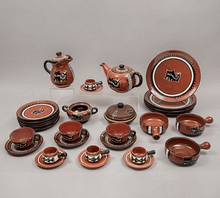 Servicio abierto de vajilla. Perú, siglo XX. Elaborado en cerámica vidriada MARTA. Decorado con motivos precolombinos. Piezas: 72