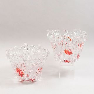 Lote de 2 centros de mesa. S. XX. Diseño orgánico. Elaborados en cristal tipo Murano. Decorados con manchas en color anaranjado.